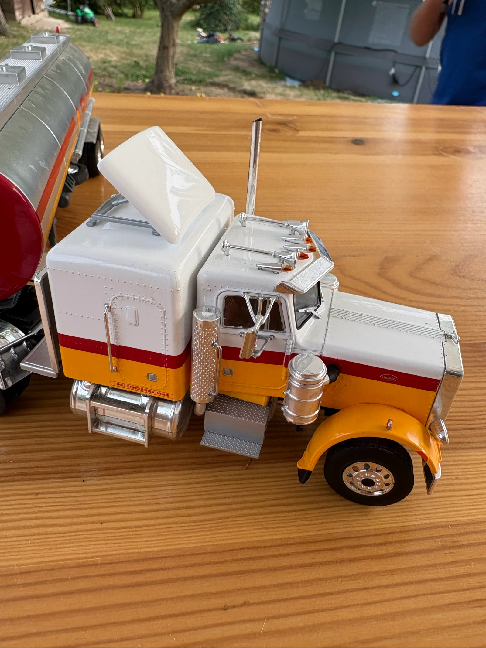 Lot of 2 collectible trucks – photo 4